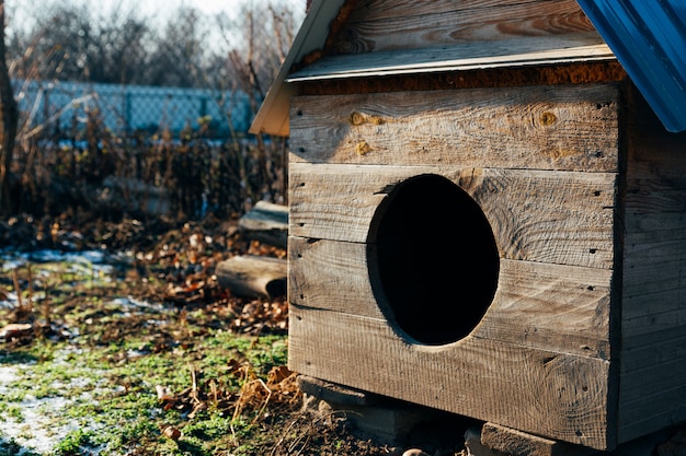 Mooi massief houten hondenhok in de tuin