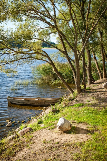 Mooi meer in de zomerdag