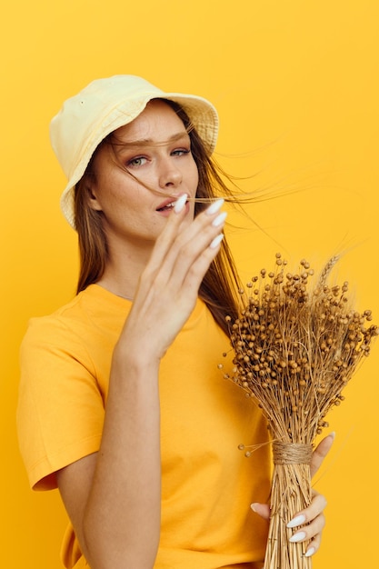 Mooi meisje boeket gedroogde bloemen vrijetijdskleding glimlach poseren Lifestyle ongewijzigd