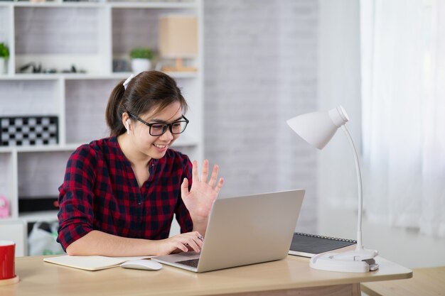 Mooi meisje conferentievergadering op laptop, werkvorm thuisconcept