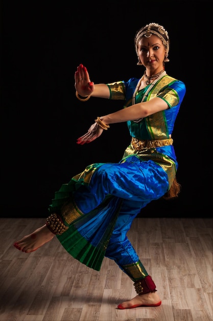 Foto mooi meisje danser van indiase klassieke dans bharatanatyam