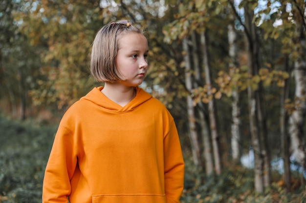 Mooi meisje dat buiten leert skateboarden op een mooie herfstdag