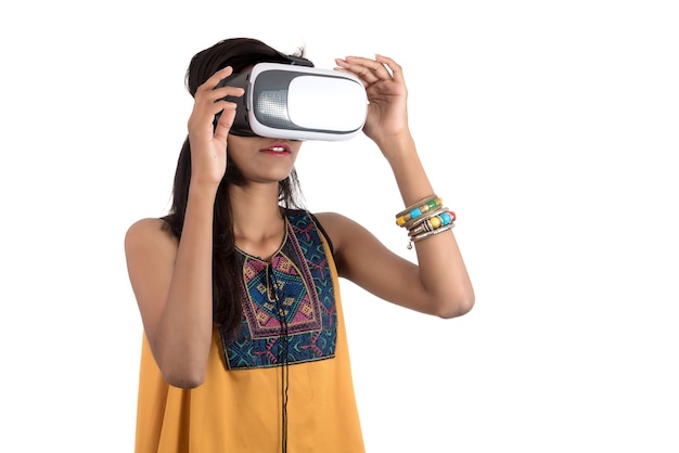 Mooi meisje dat door VR-apparaat kijkt. Jong meisje dat de hoofdtelefoon van de virtuele werkelijkheidsbril draagt.