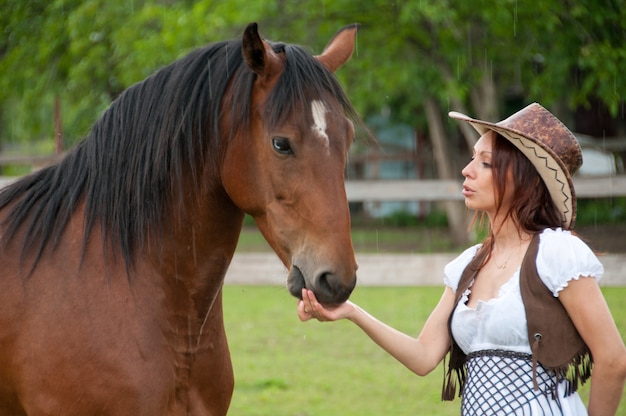 Mooi meisje dat een paard voedt