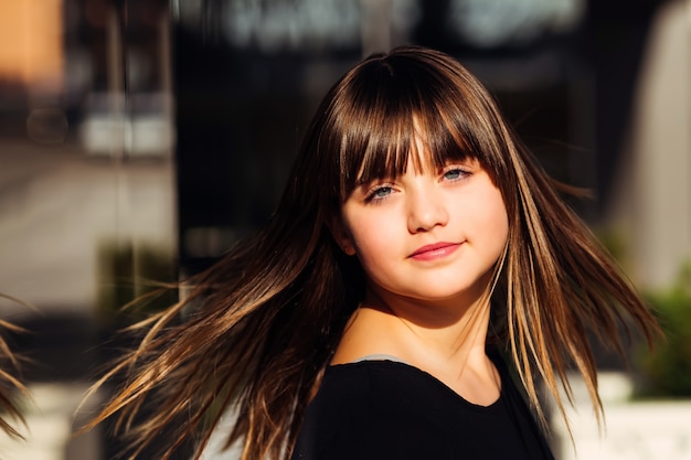 Mooi meisje dat haar haar wegknipt in het zonlicht