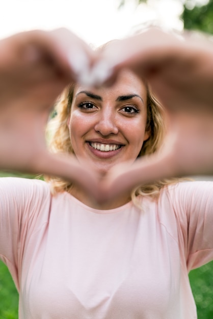 Foto mooi meisje dat in openlucht van geniet