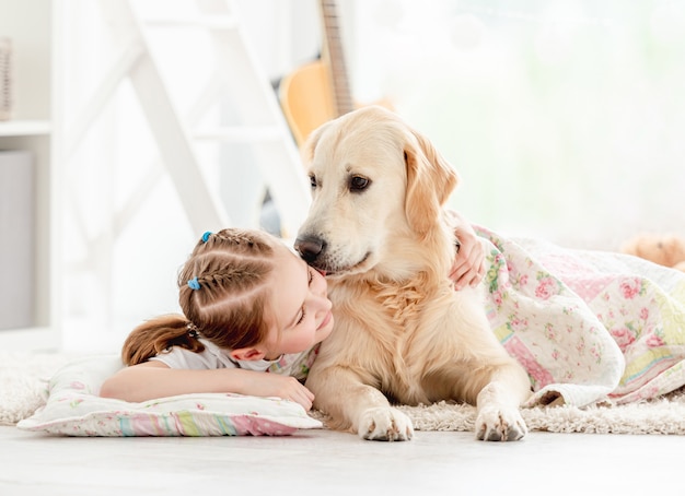 Mooi meisje dat leuke hond behandelt