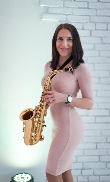 Mooi meisje dat saxofoon speelt