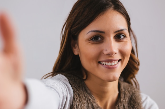 Foto mooi meisje dat selfie neemt