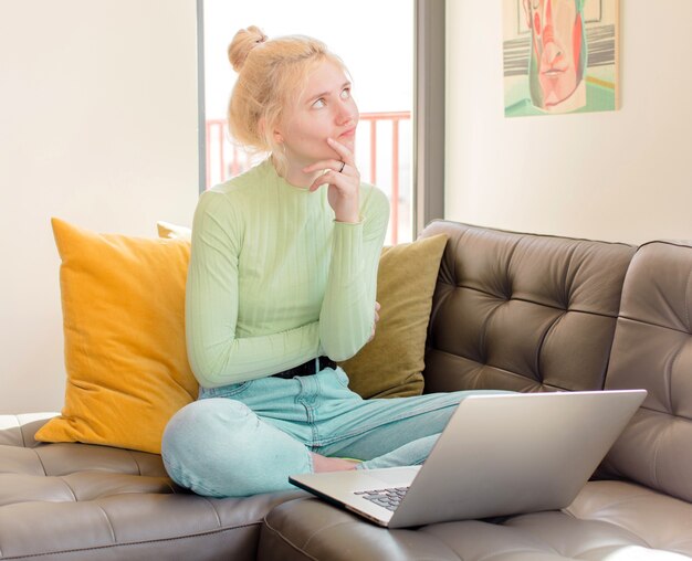 Mooi meisje denkt, vrouw voelt zich twijfelachtig en verward, met verschillende opties, zich afvragend welke beslissing ze moet nemen