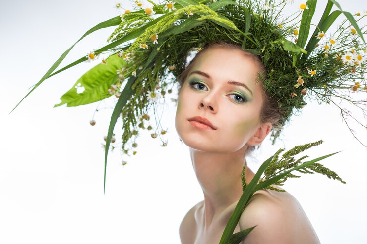 Mooi meisje draagt een krans van wilde bloemen