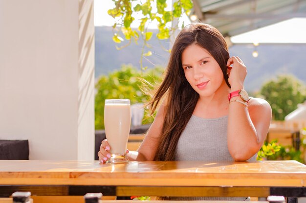 mooi meisje drinken in de tafel