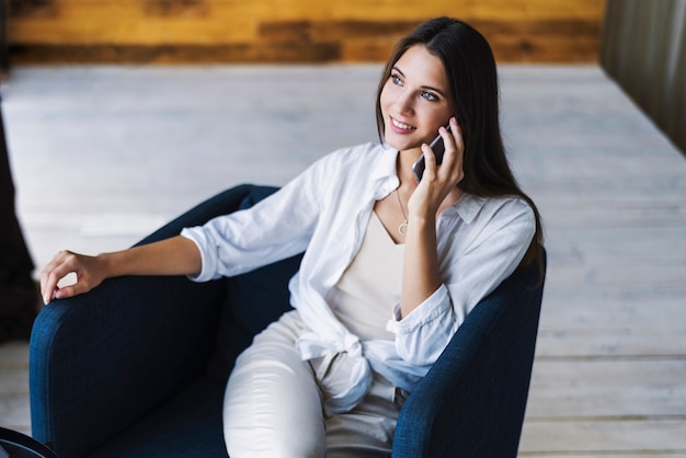 Foto mooi meisje gebruikt laptop voor werk, stuurt sms-berichten op sociale netwerken, online marketing, telewerken