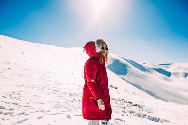 Mooi meisje genieten van de zon, winterdag in de bergen