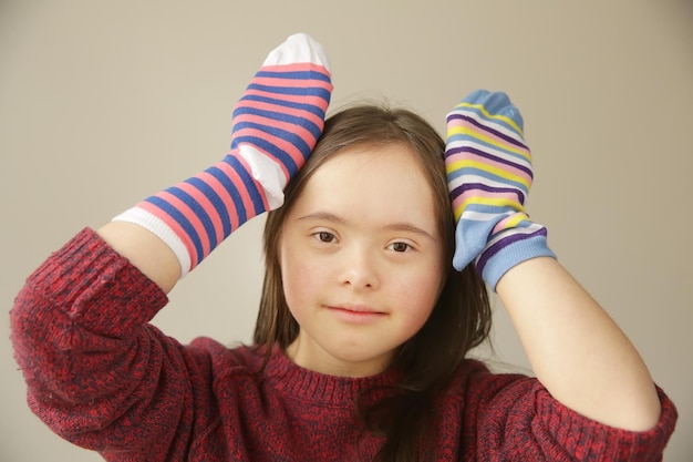 Mooi meisje glimlachend met verschillende sokken
