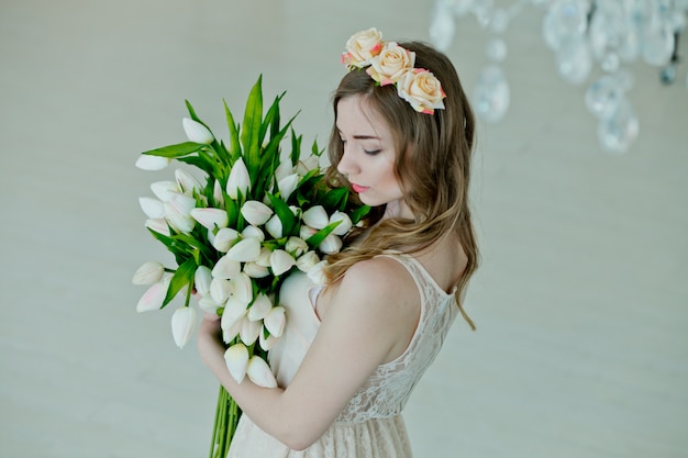 Mooi meisje houdt boeket bloemen.