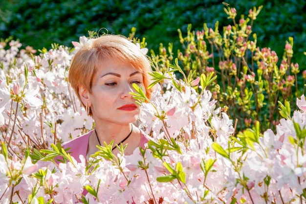 Mooi meisje in de armen van een kindmeisje in een bloeiende parkclose-up