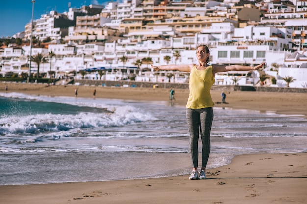 Foto mooi meisje in de mediterrane kust