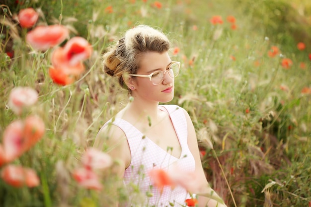 mooi meisje in de papaver veld.