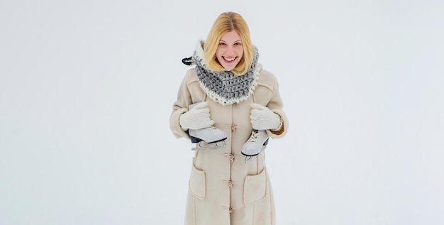 Mooi meisje in de winter buitenshuis mooie gelukkige lachende jonge vrouw met winterhoedhandschoenen
