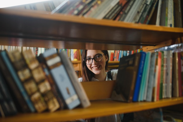 Mooi meisje in een bibliotheek