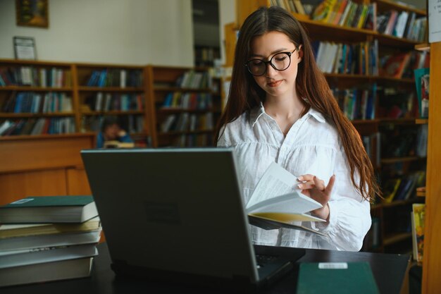 Mooi meisje in een bibliotheek