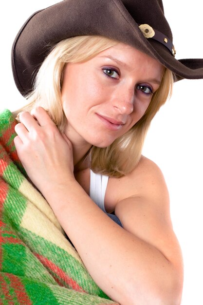 Foto mooi meisje in een cowboyhoed met gewikkeld in een geruite close-up op witte achtergrond