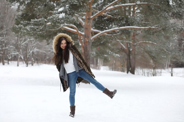 Mooi meisje in een prachtig winterpark voor een wandeling