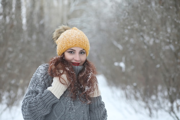 Mooi meisje in een prachtig winterpark voor een wandeling