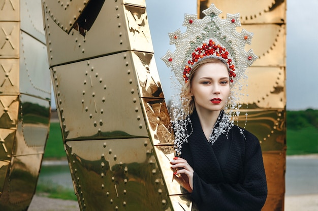 mooi meisje in een Russische kokoshnik met een draak
