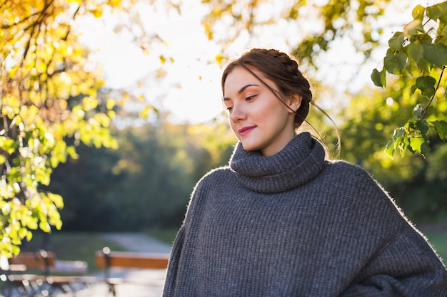 Mooi meisje in een trui in een herfst park