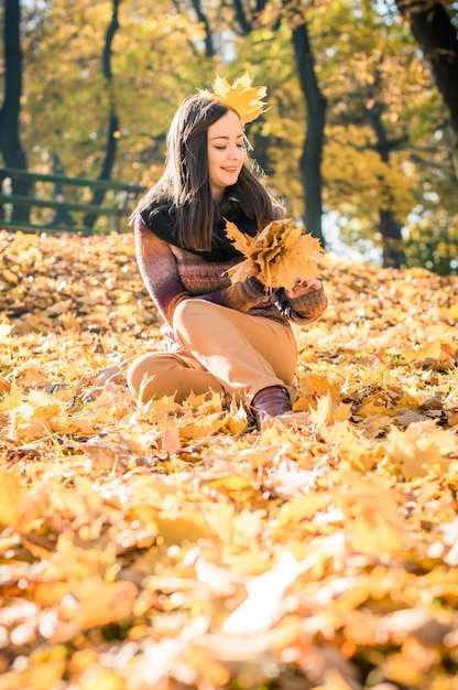 Mooi meisje in herfst park