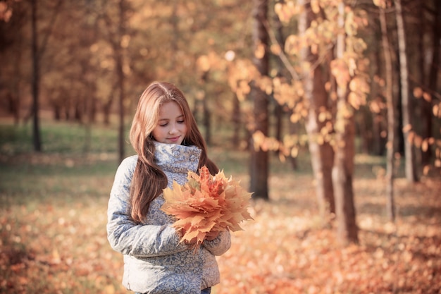 Mooi meisje in herfst park