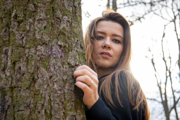 Mooi meisje in het bos bij de bomen