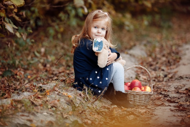 Mooi meisje in het park met appels.