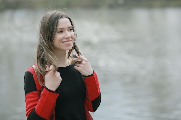 Foto mooi meisje in het stadspark buiten