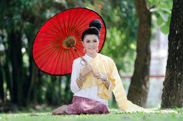 mooi meisje in identiteit traditionele kleding kostuum cultuur van thailand thai