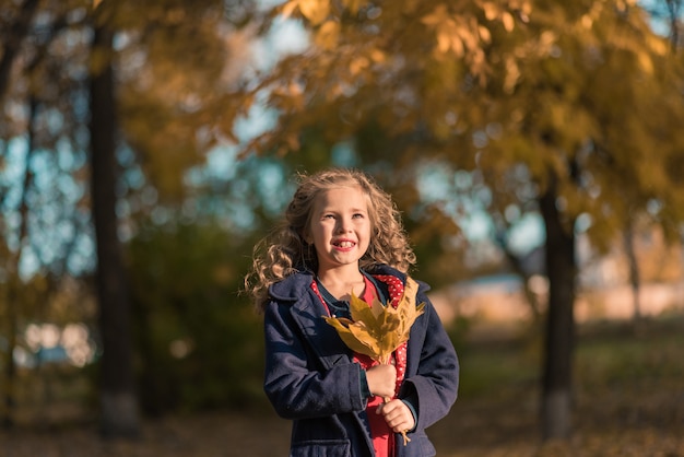 Mooi meisje in kleurrijke herfst tijd buitenshuis