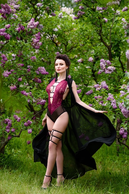 Mooi meisje in sexy lingerie op de natuur