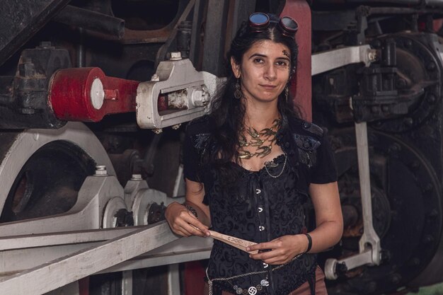 Mooi meisje in steampunk kleding op de achtergrond van de trein