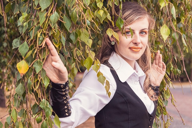 Mooi meisje in steampunk-kleding