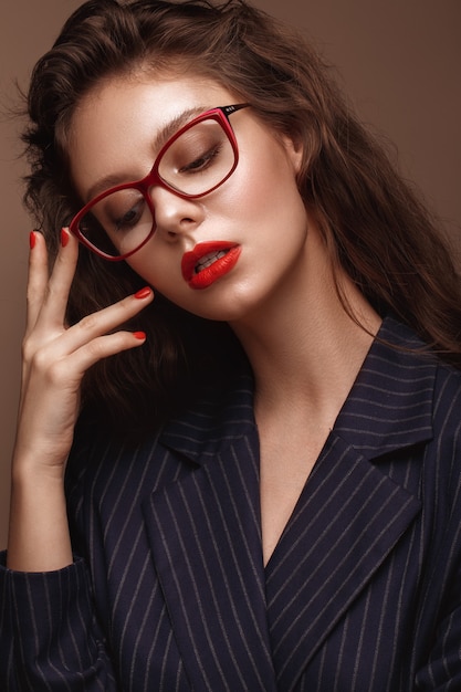 Mooi meisje in stijlvolle kleding met een bril voor visie. Mooi gezicht. Foto genomen in de studio