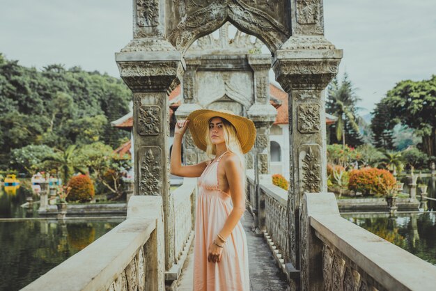 Mooi meisje in Water Palace in Bali