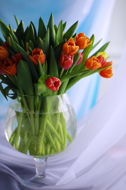 Mooi meisje in witte jurken met een prachtig boeket van de eerste tulpen internationale vrouwendag meisje met tulpen