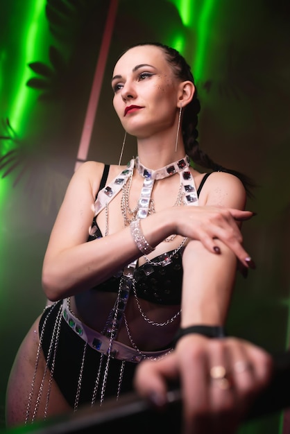 Mooi meisje in zwarte lingerie met accessoires poseren in een nachtclub Party concept gogo dancer