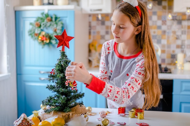 Mooi meisje jaar oud kerstboom thuis versieren