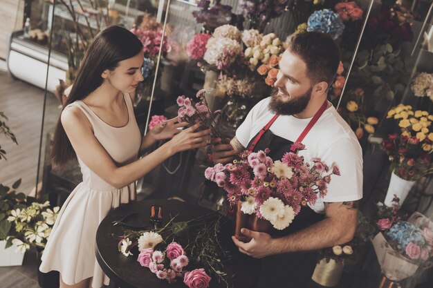 Mooi meisje kiest verse bloemen voor cadeau