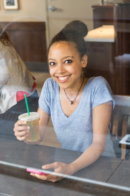 Mooi meisje koffie drinken in een restaurant