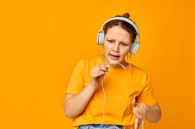 Mooi meisje luisteren naar muziek op koptelefoon Jeugdstijl geïsoleerde achtergronden ongewijzigd