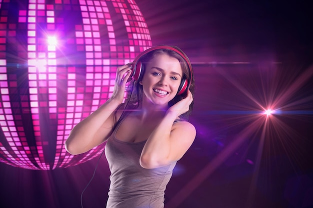 Mooi meisje, luisteren naar muziek tegen digitaal gegenereerd cool discobalontwerp